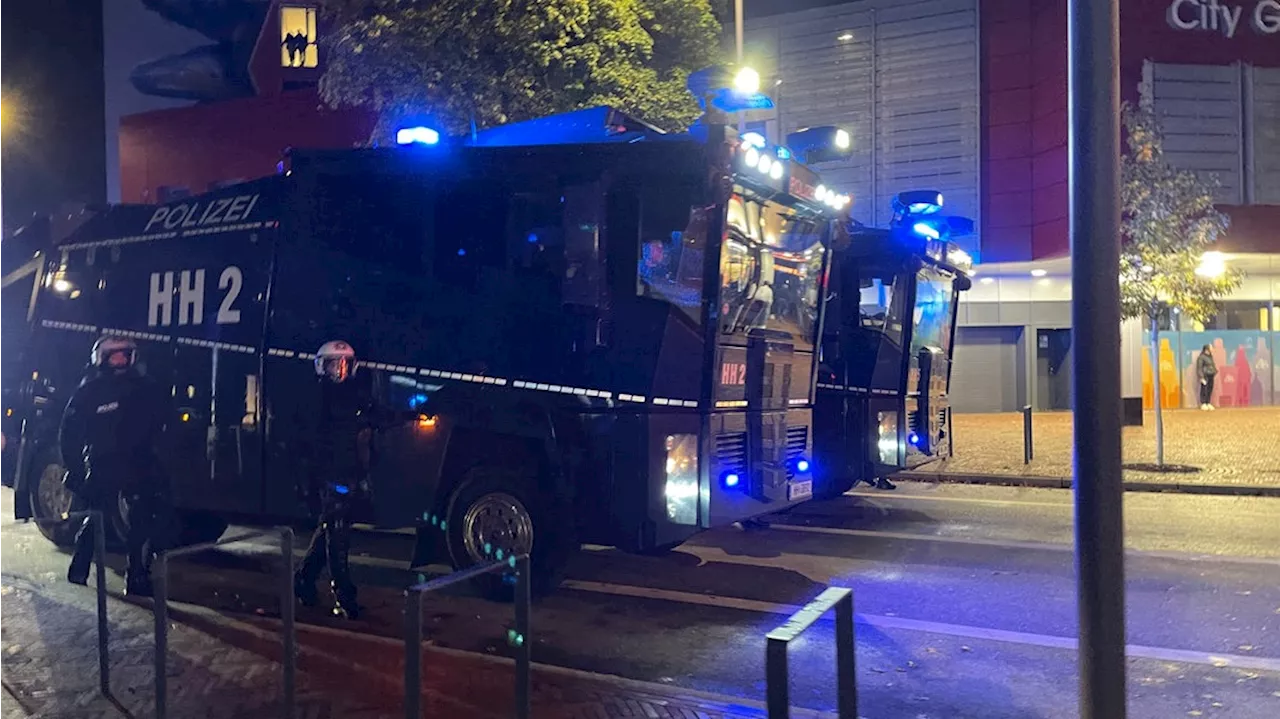 Krawalle an Halloween in Hamburg: Polizei setzt Wasserwerfer ein