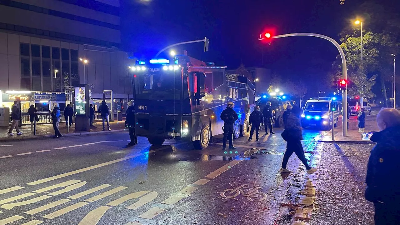 Polizei setzt Wasserwerfer ein: Halloween: Krawalle in Hamburg, Böllerwürfe in Berlin