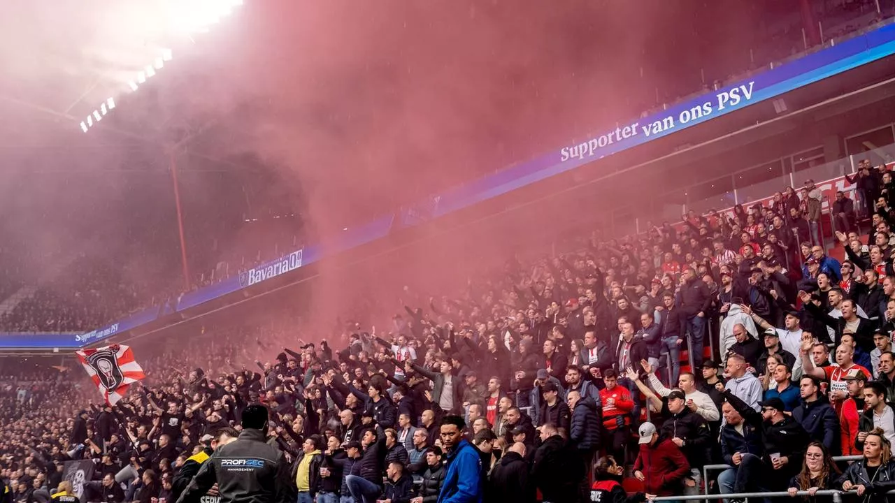 Bas springt tussen de PSV-fans om Jason te reanimeren: 'Even geen Ajacied'