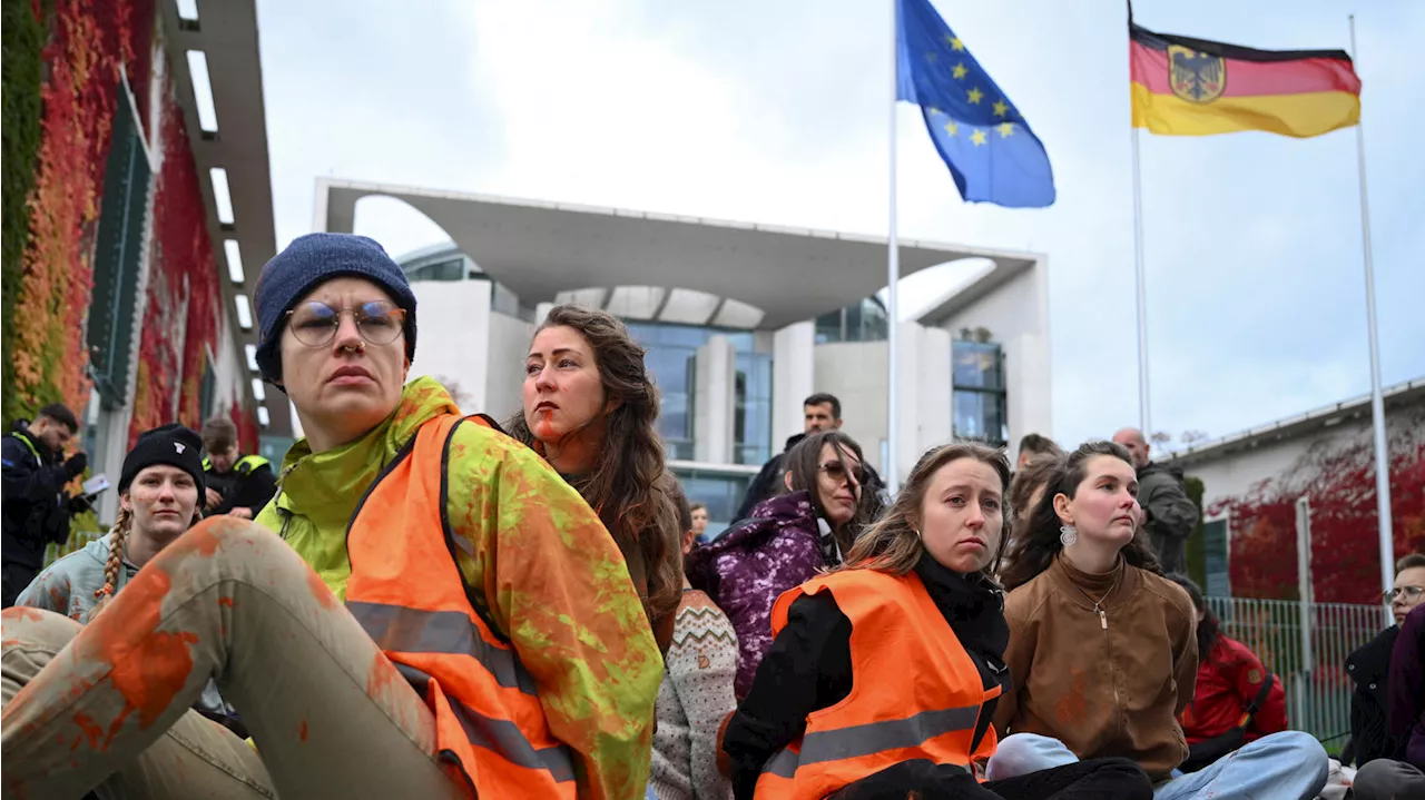 Klima-Aktivisten beschmieren Kanzleramt mit orangener Farbe