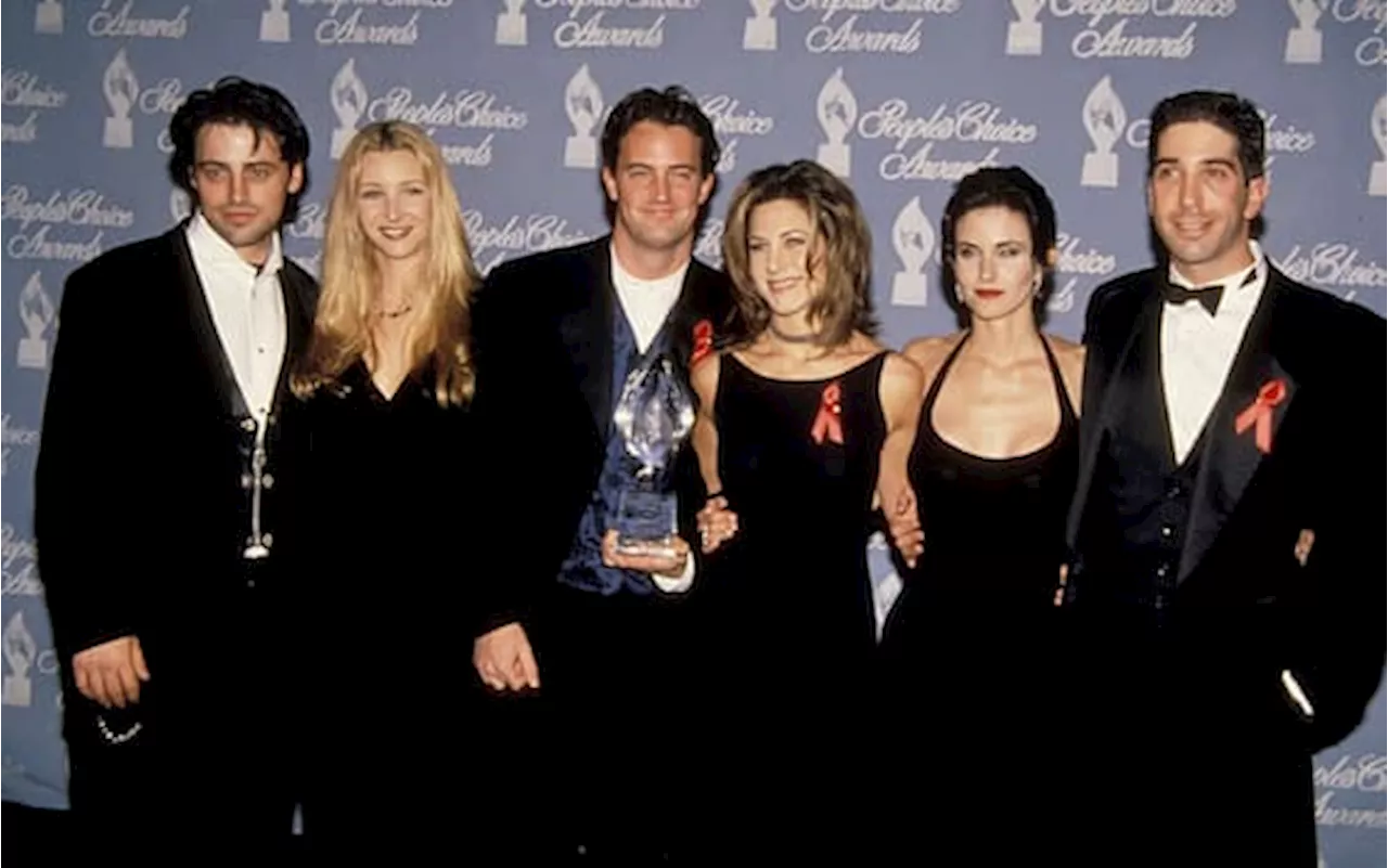 Matthew Perry, il dolore del cast di Friends: 'Siamo devastati, siamo una famiglia'