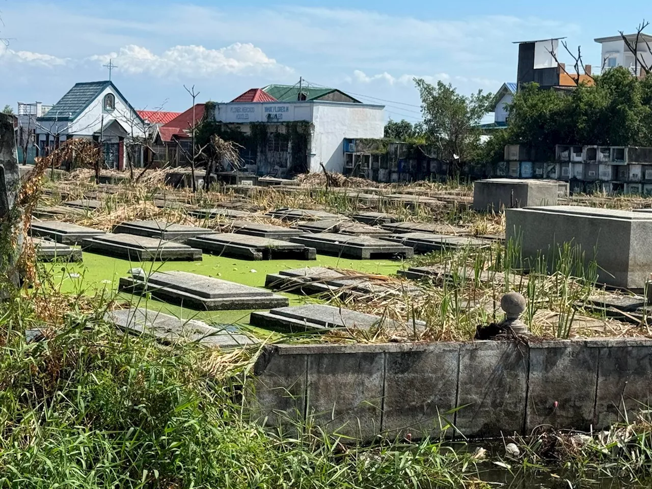 Cemeteries in Masantol town still flooded