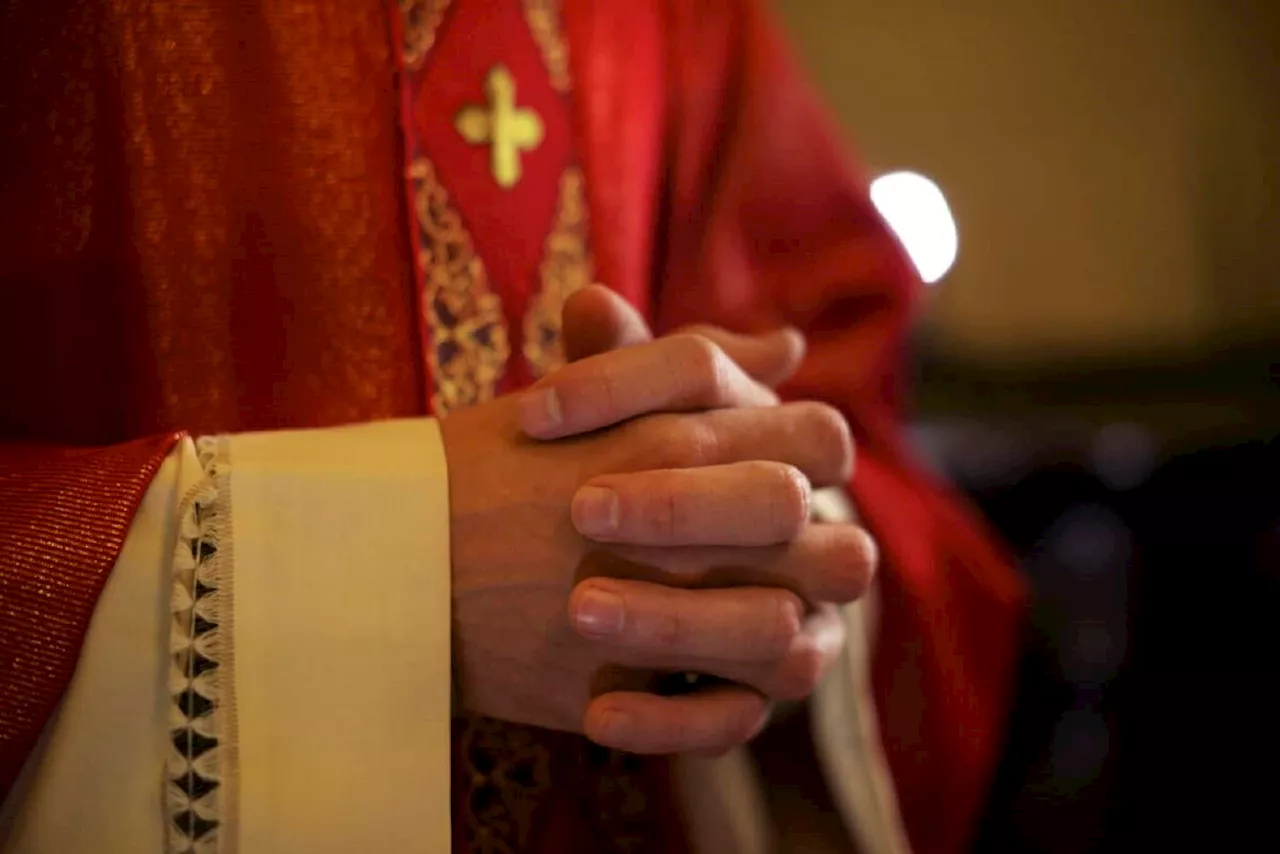 Spain’s Catholic bishops apologise after report of 200 000 abused