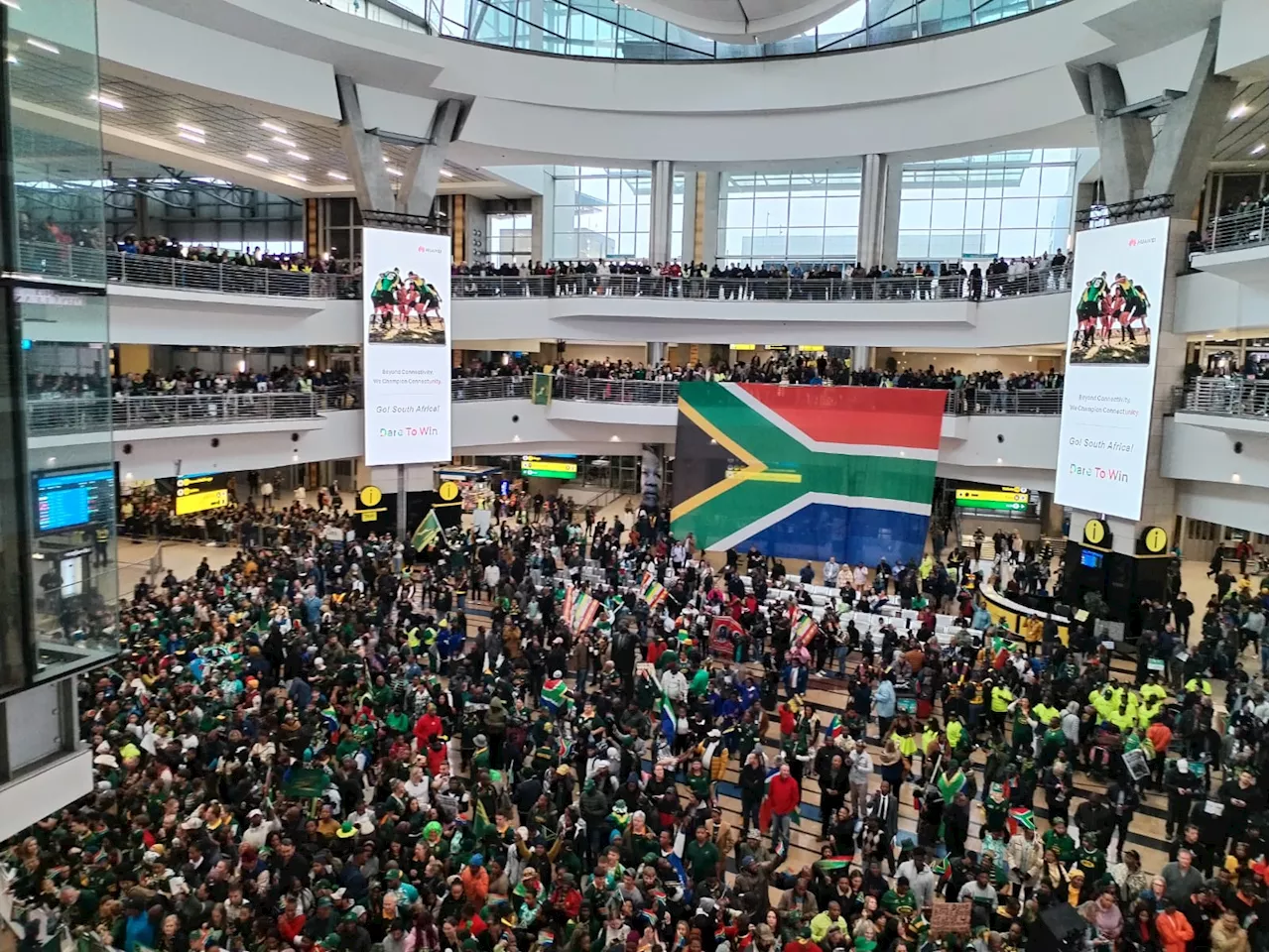 Thousands brave cold and rain to welcome Springboks