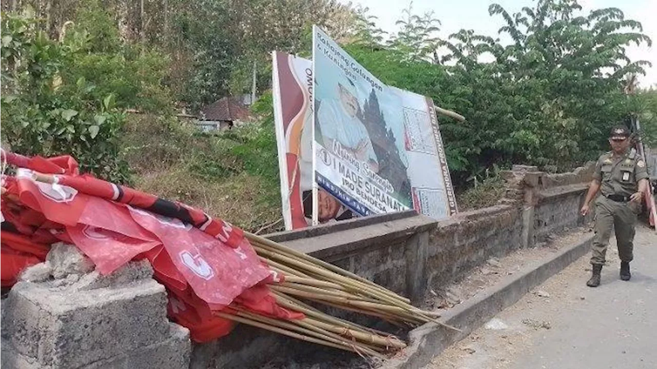 Satpol PP Turunkan Baliho dan Spanduk Partai Politik Saat Kedatangan Presiden Jokowi di Gianyar Bali