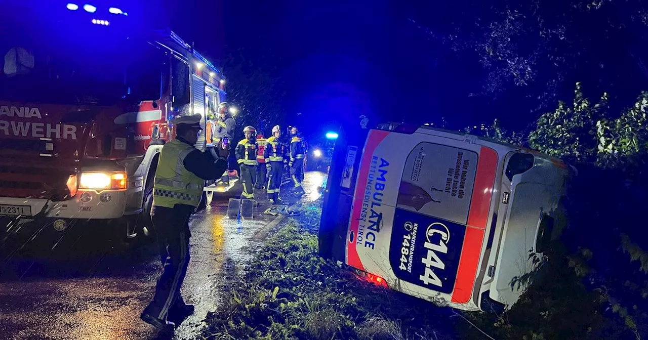 Wegen nasser Fahrbahn: Rettungsauto in Innsbruck im Einsatz verunfallt