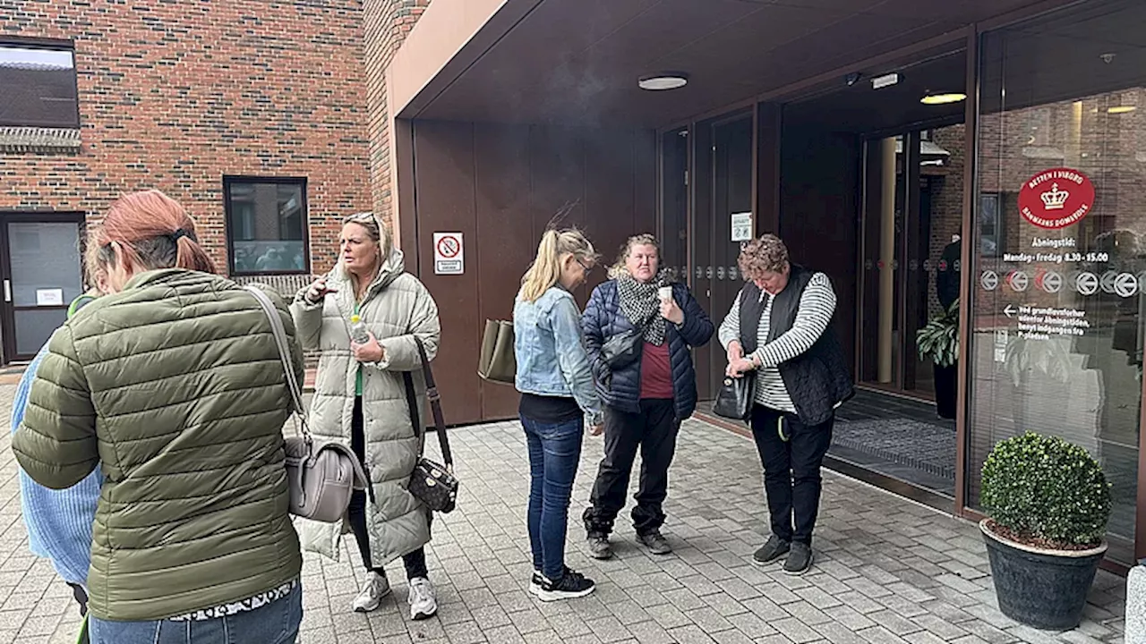 Demonstranter mødt op til retssag mod brødre