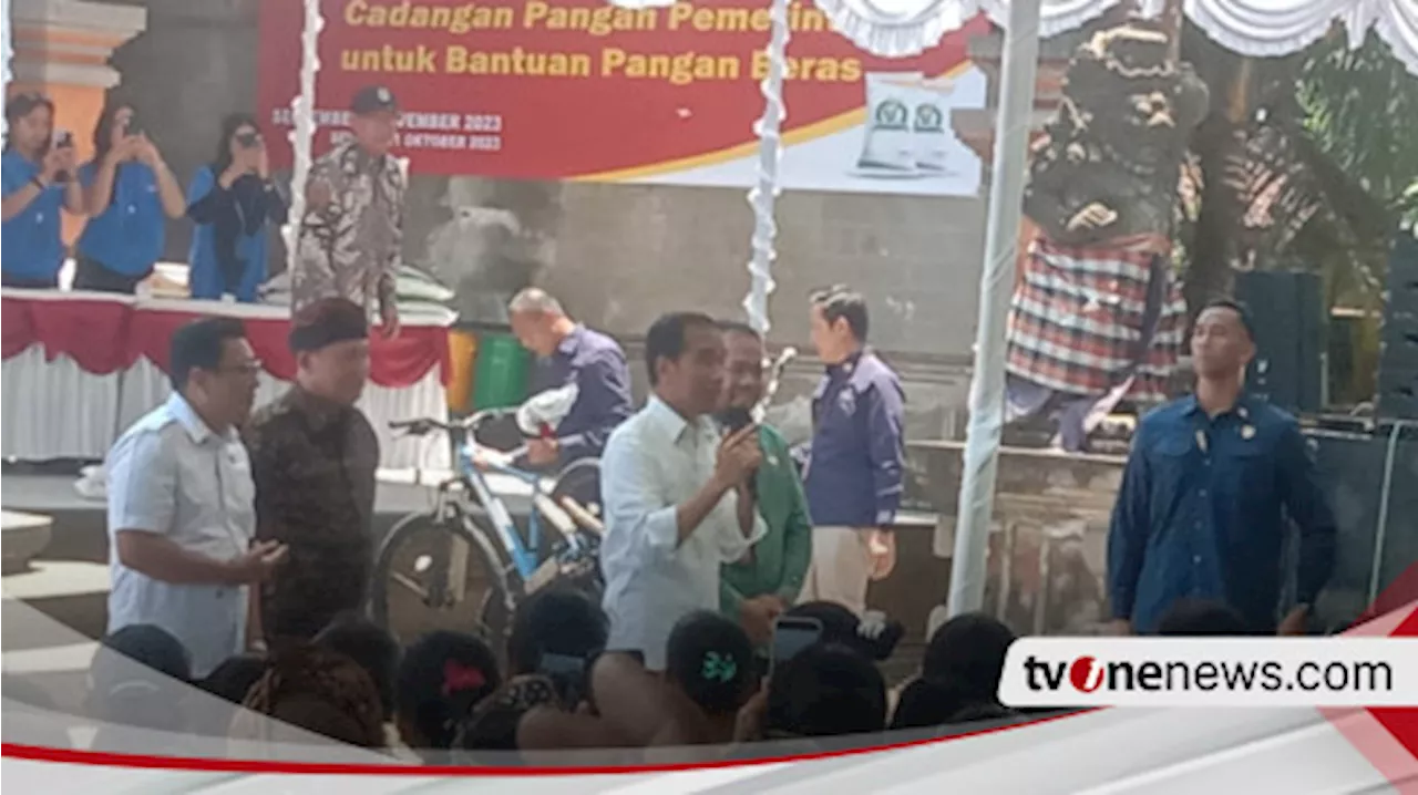 Ke Bali, Presiden Jokowi Tinjau Penyaluran Bantuan Pangan Beras, Bagikan Sepeda dan Kaus