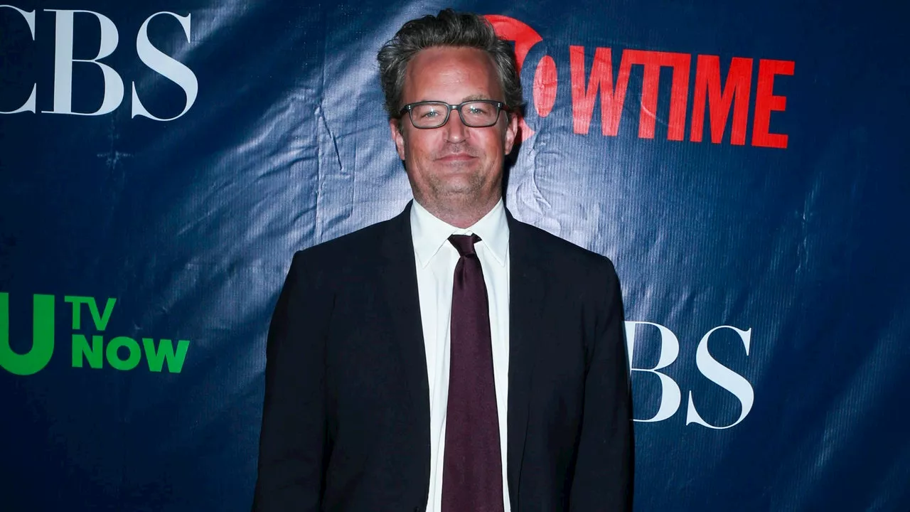 Matthew Perry, parla l’ex fidanzata: «Era complicato, ma lo amavo profondamente»