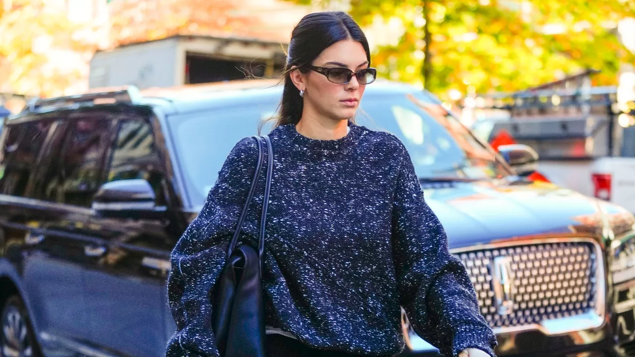 Cómo llevar suéter calientito con botas calcetín como Kendall Jenner