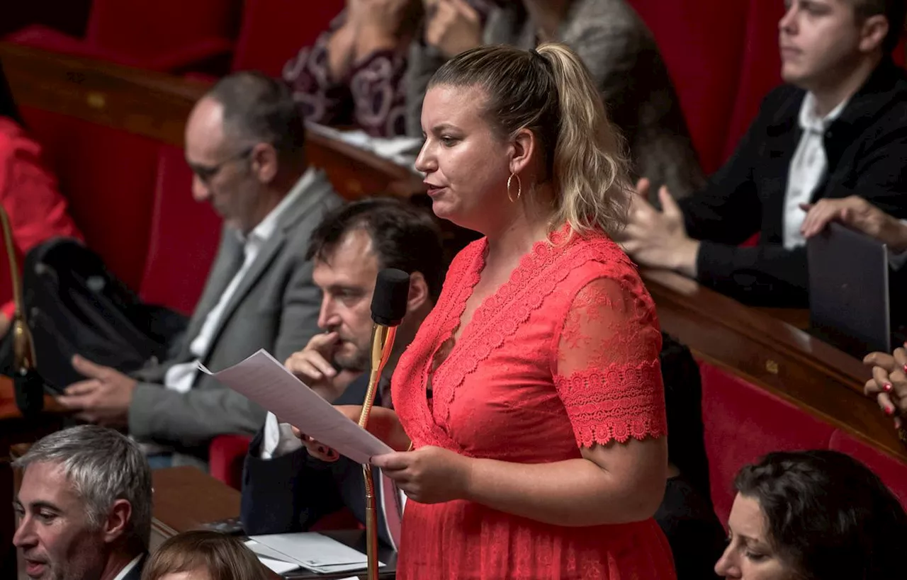 La députée Mathilde Panot brandit une fiole de punaises de lit à l’Assemblé