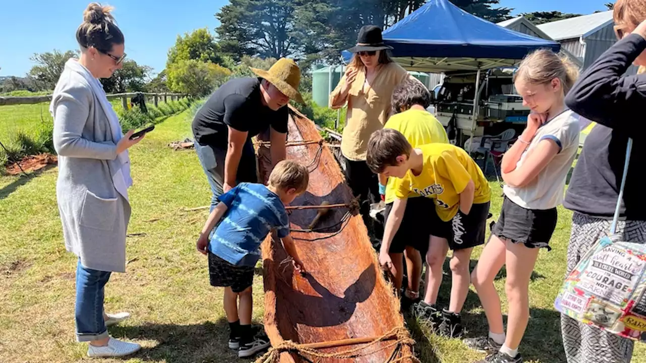 First Nations artist helps kids connect with culture by crafting 'iconic' stringybark canoe