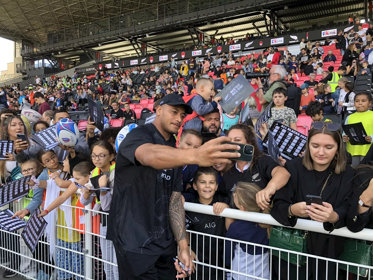 Les All Blacks acclamés comme des stars par 5 000 personnes à Lyon