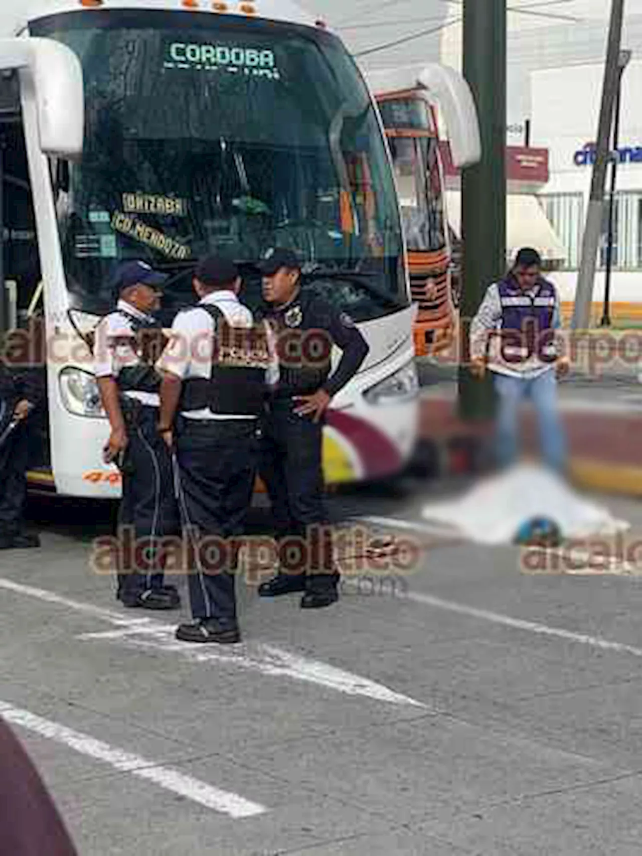 Autobús de AU arrolla a pareja en moto, en Orizaba; la mujer falleció