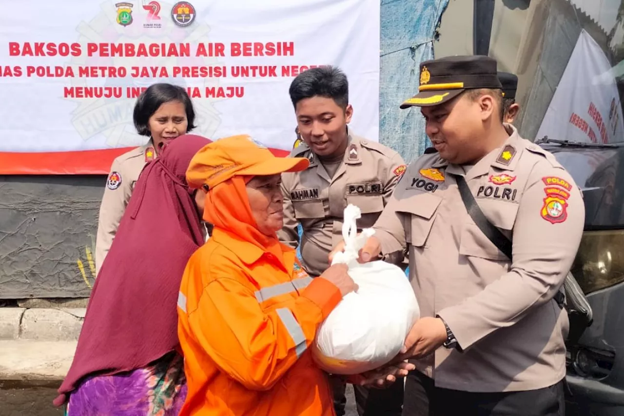 Humas Polda Metro bagikan sembako dan air bersih bagi warga Tambora