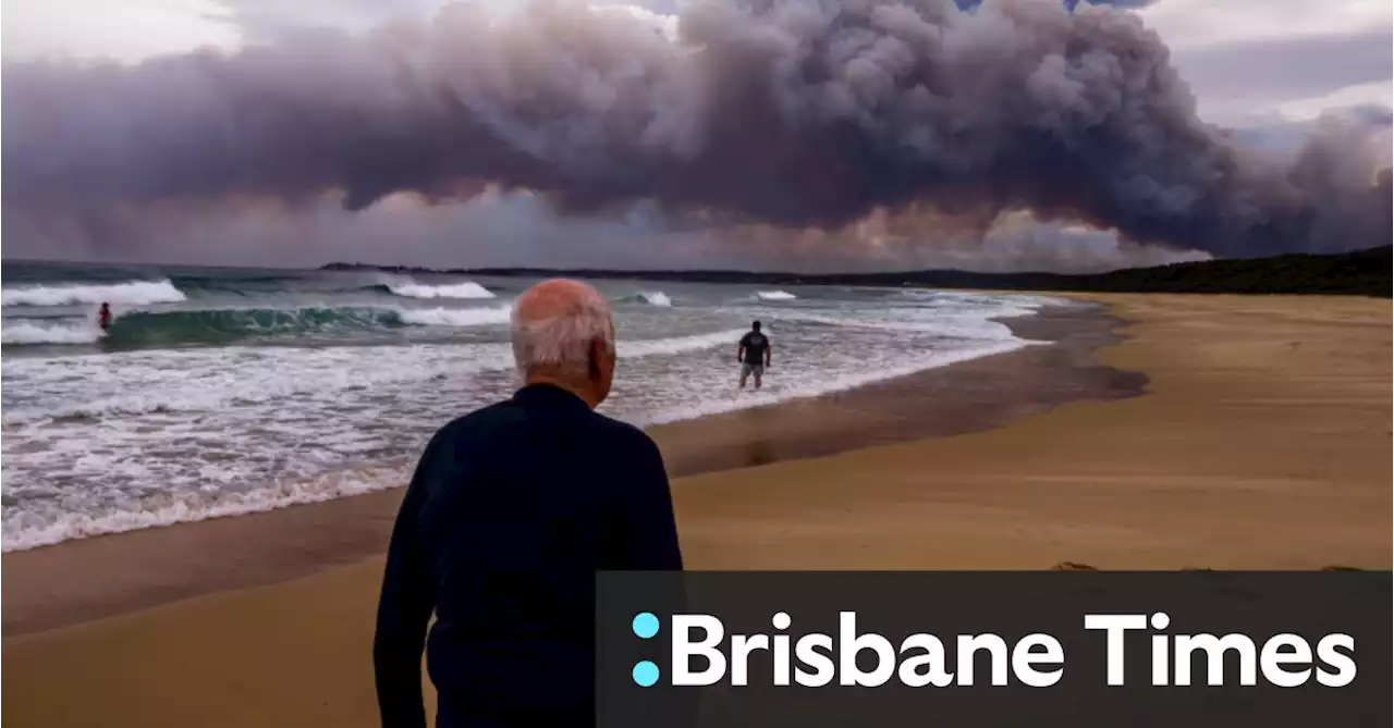 Nervous wait for NSW coastal towns amid looming fire