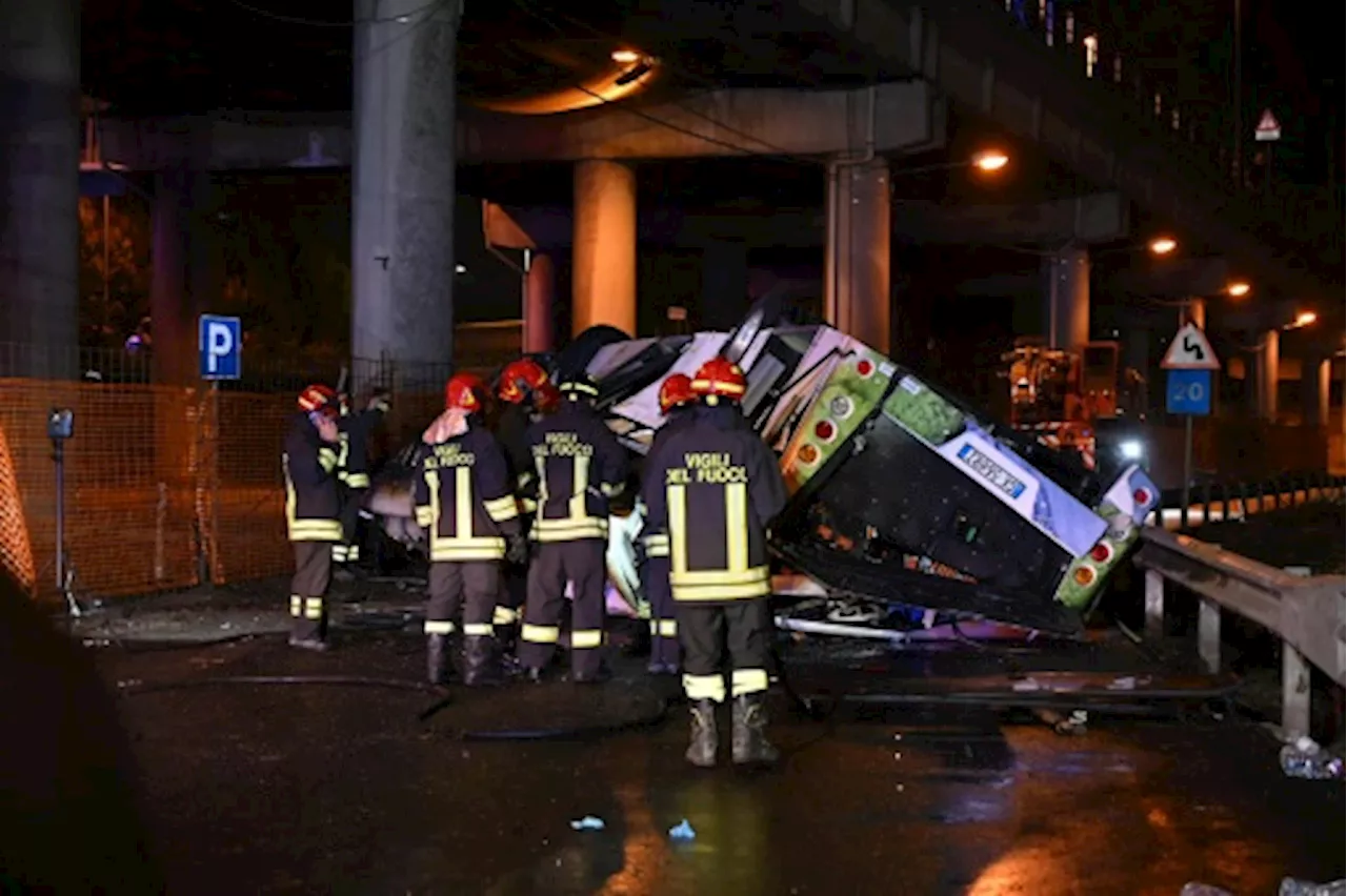 A Venise, les drapeaux en berne après l'accident de bus ayant fait 21 morts