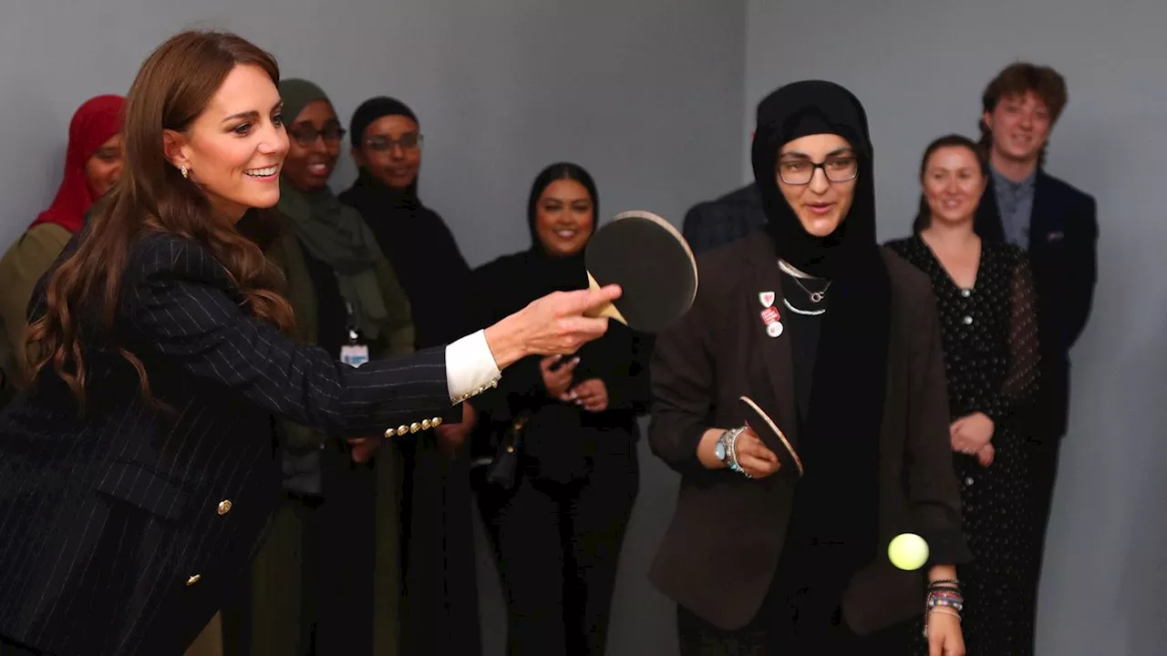 Zu früh gefreut, William! Kate zieht ihn in Cardiff beim Tischtennis ab