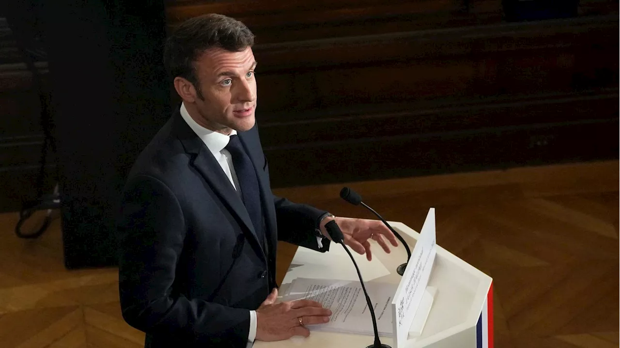 Macron défend la Constitution contre le « Concours Lépine » de ceux qui veulent changer les règles