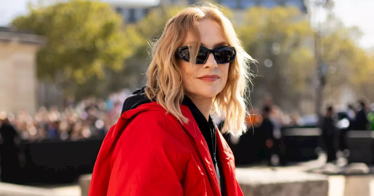 Méconnaissable, Isabelle Huppert change de look capillaire et opte pour un carré blond au défilé Balenciaga