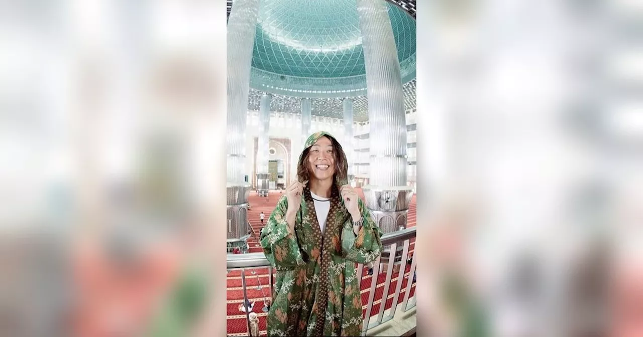 Potret Tomoya One OK Rock Kunjungi Masjid Istiqlal, Bilang Mirip Kampung Halaman