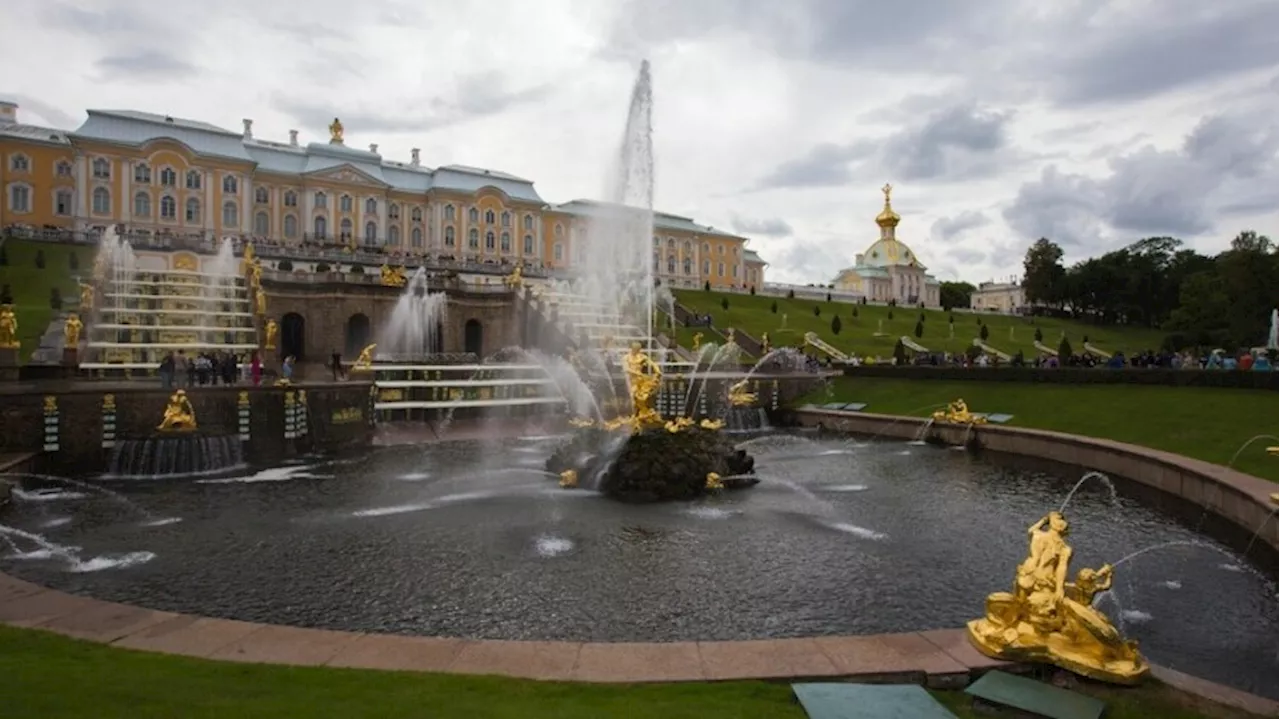 Парки в Петергофе закрыли из-за штормового предупреждения