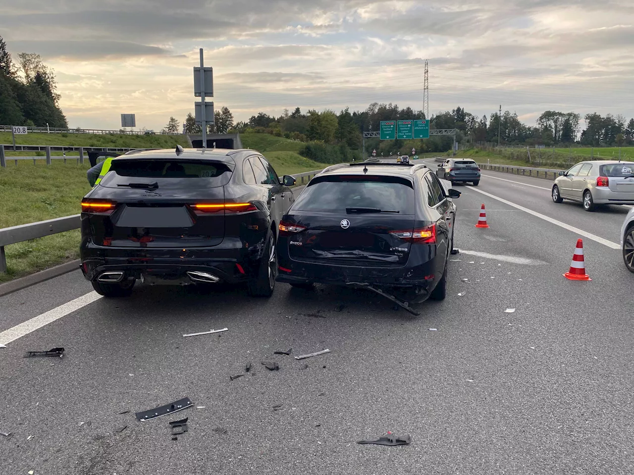 Cham ZG / Autobahn A14: Blockierte Überholspur nach Auffahrunfall