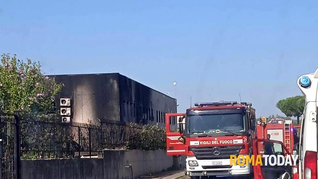 Incendio in un capannone di ortofrutta, le fiamme raggiungono gli uffici