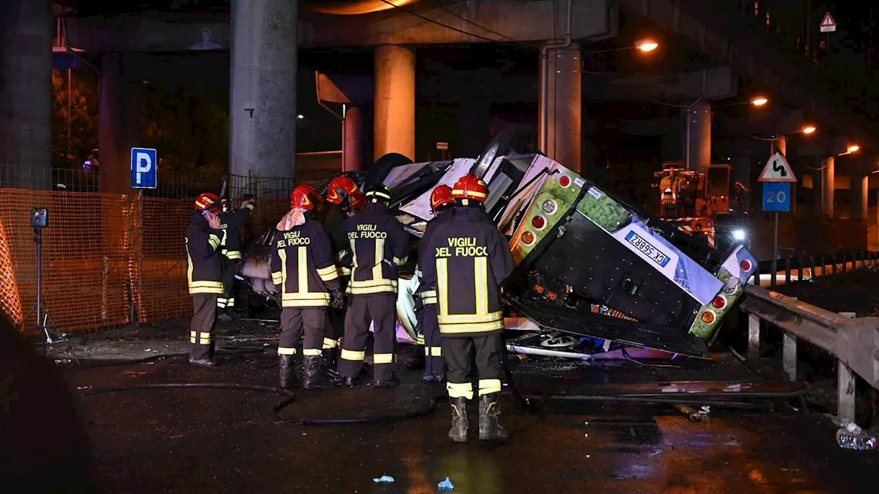 Mueren al menos 21 personas al caer un autobús por un puente en Venecia