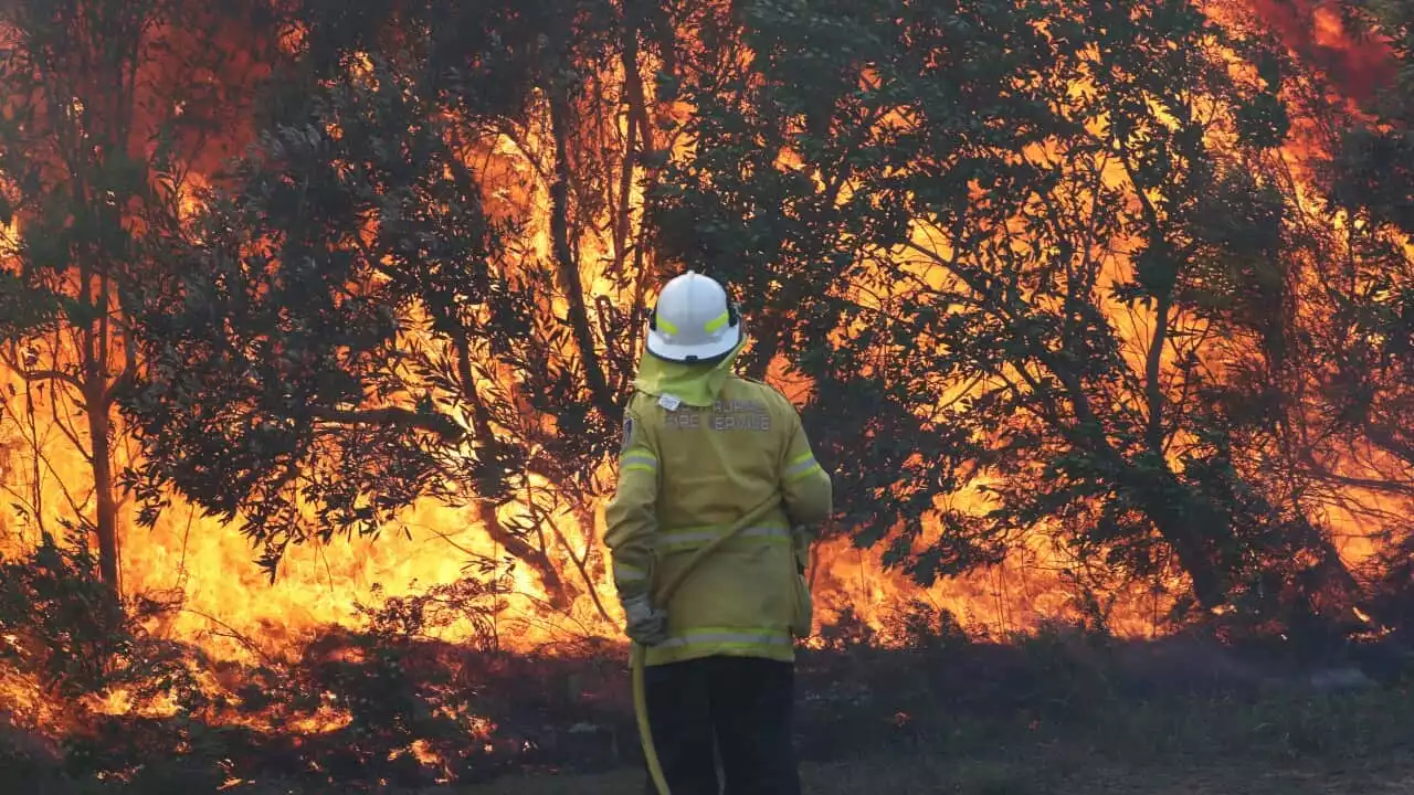 NSW homes and holidaymakers under fire threat as Victoria faces flooding risk