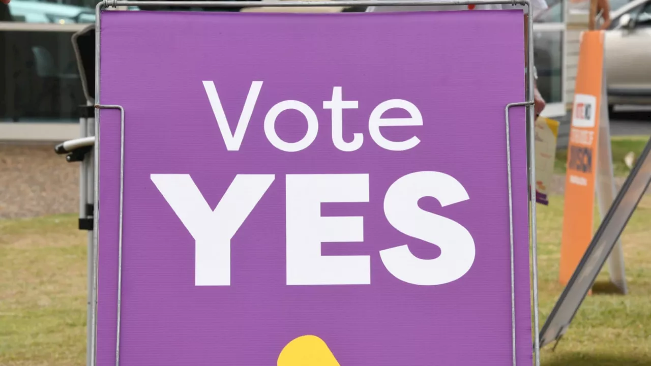 Yes campaign facing controversy over AEC look-alike signs