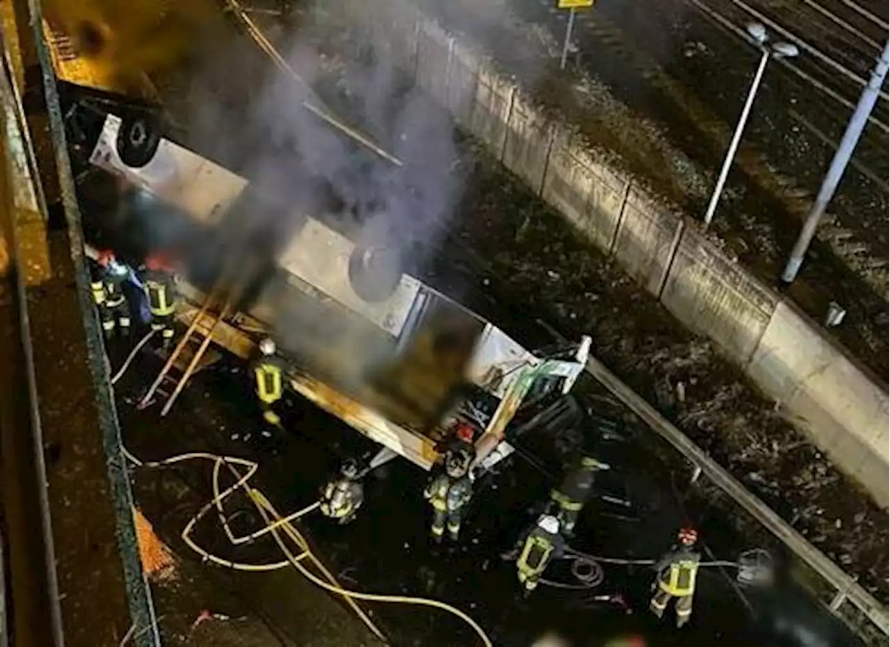 Unglück in Nord-Italien: Bus stürzt nahe Venedig von Brücke auf Bahnstrecke und fängt Feuer