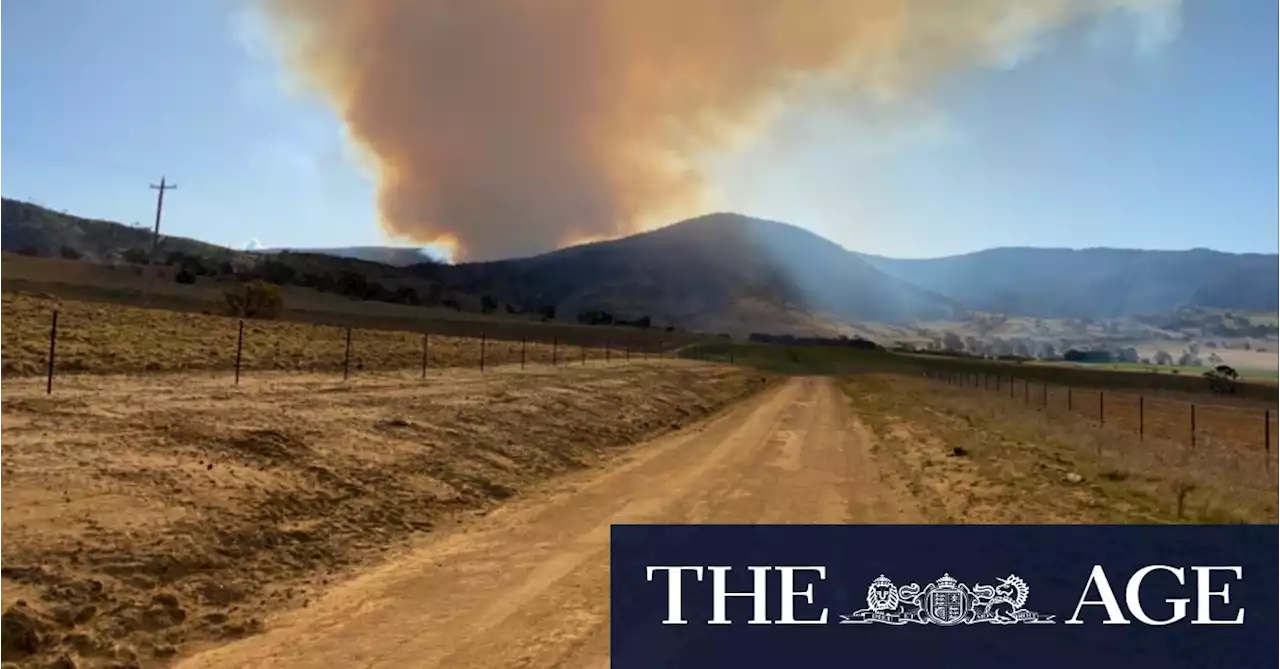 Nervous wait for NSW coastal towns amid looming fire