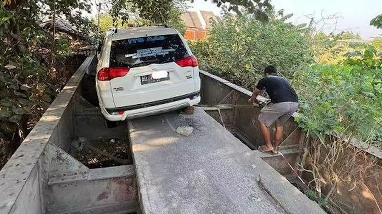 Gara-gara Ikut Petunjuk Google Maps, Mobil Pajero Nyasar dan Nyangkut di Jembatan