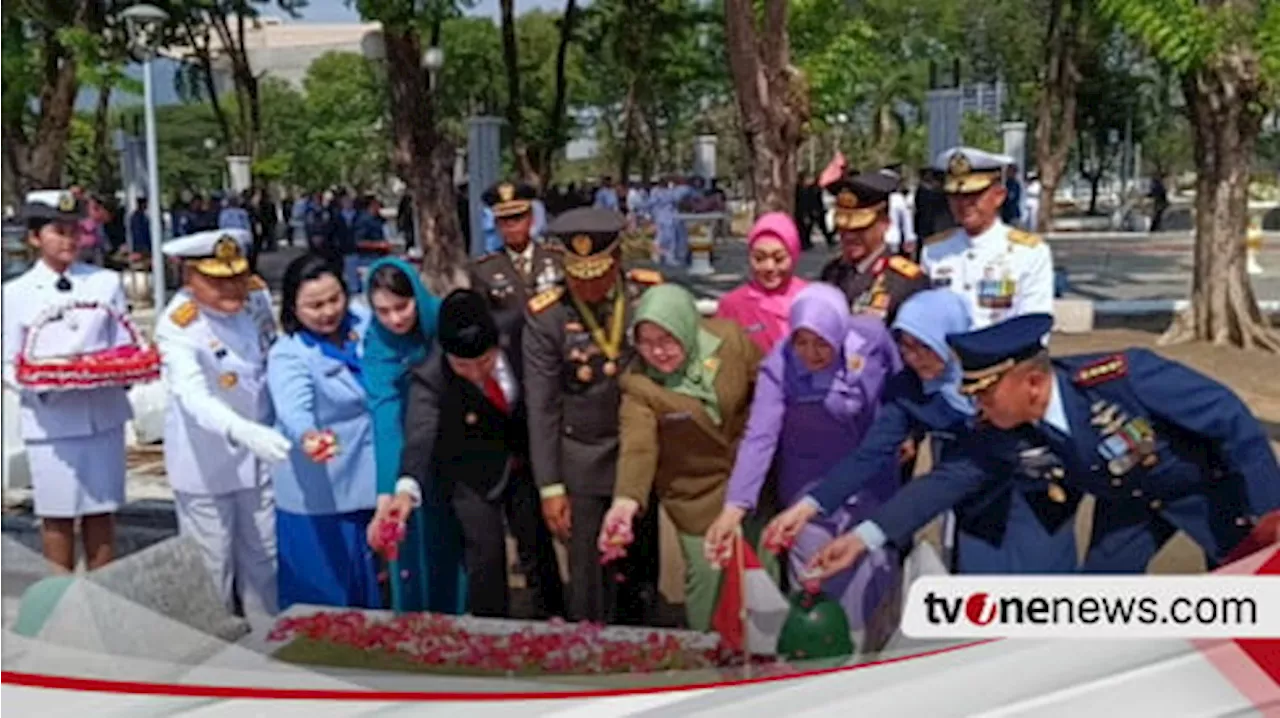 Jelang HUT TNI ke-78, Tiga Matra TNI Beserta Polri Tabur Bunga di Makam Pahlawan