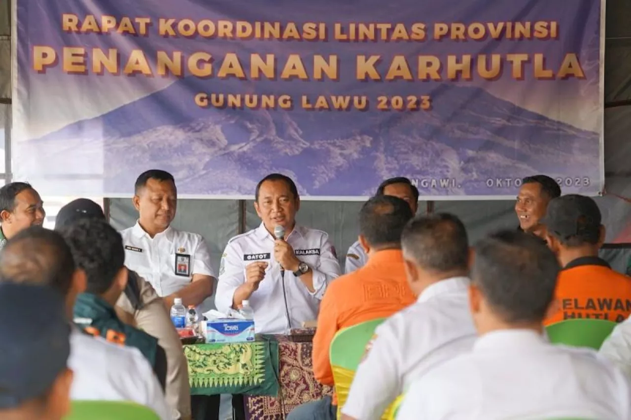 Satgas bersama Jatim-Jateng padamkan karhutla Gunung Lawu