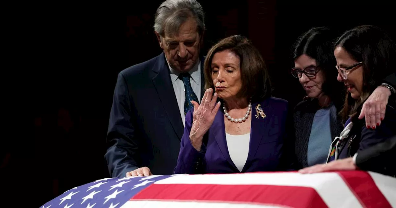 Mourners line up at San Francisco City Hall to thank, pay last respects to Dianne Feinstein