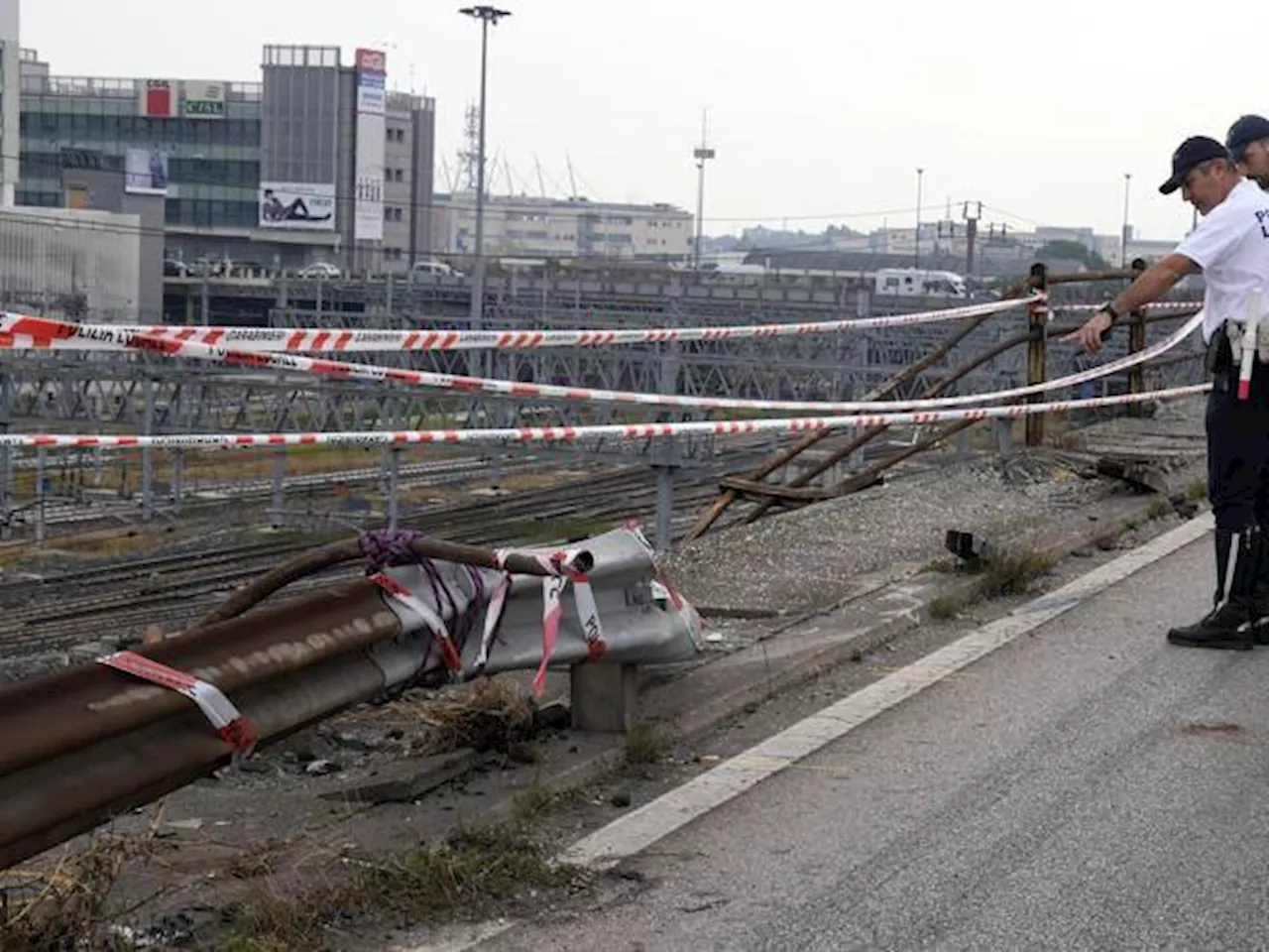 Cavalcavia Mestre, i 2 metri senza barriera, così il bus è caduto