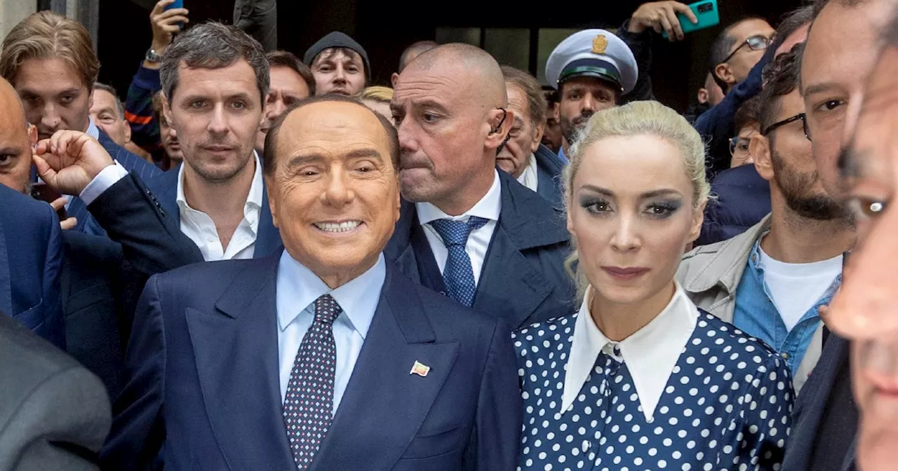 Dopo Berlusconi, Fascina blinda Arcore: le targhe da onorevole nelle stanze della villa