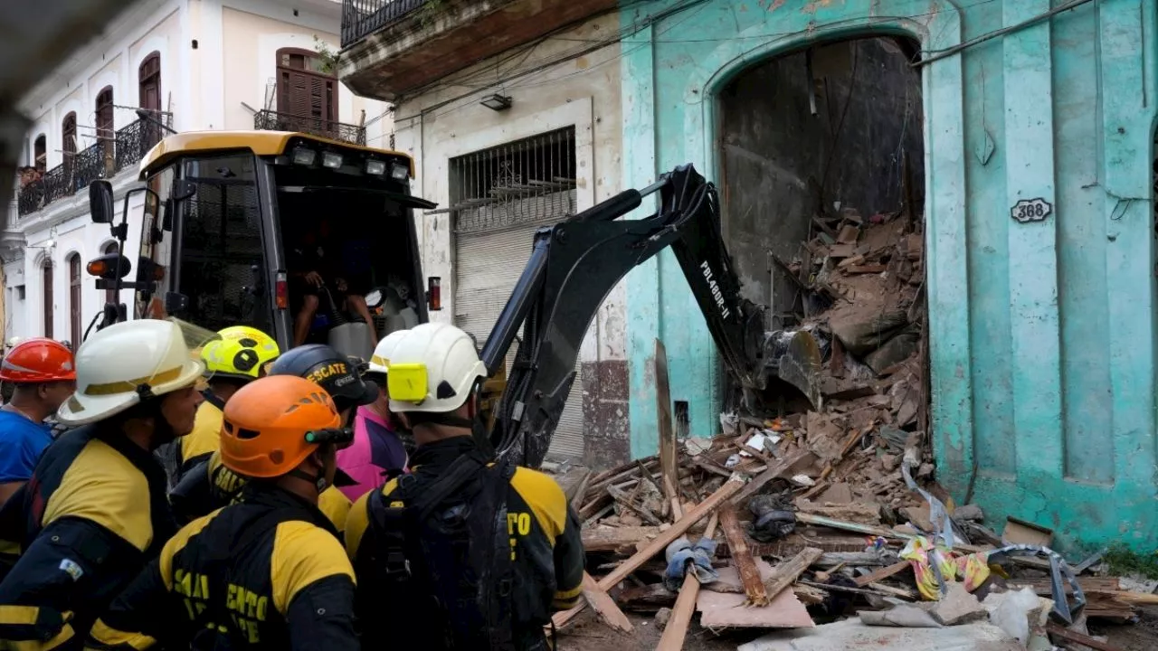 IMÁGENES FUERTES: captan el momento exacto en que un viejo edificio multifamiliar se derrumba en La Habana, Cuba