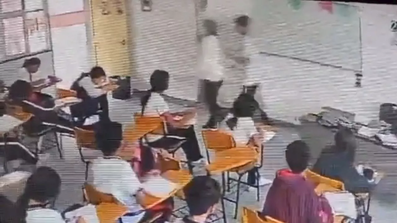 VIDEO | IMÁGENES FUERTES: Alumno de secundaria apuñala a su maestra en plena clase