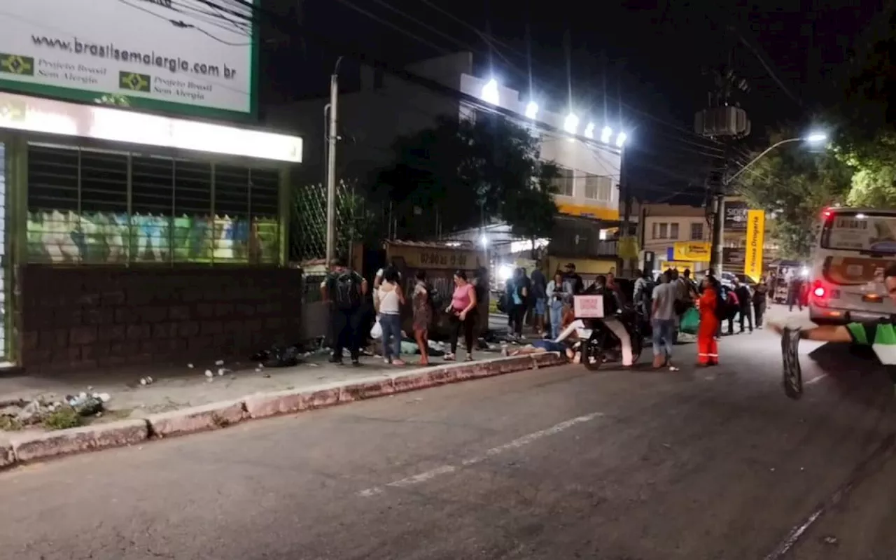 Carro atropela quatro pessoas em Duque de Caxias