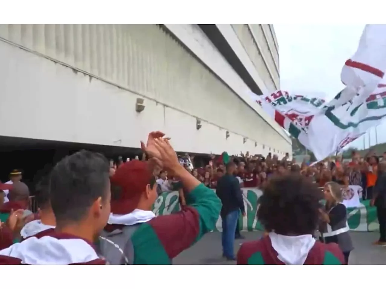 Fluminense desembarca no Rio com festa da torcida tricolor; veja - Lance!