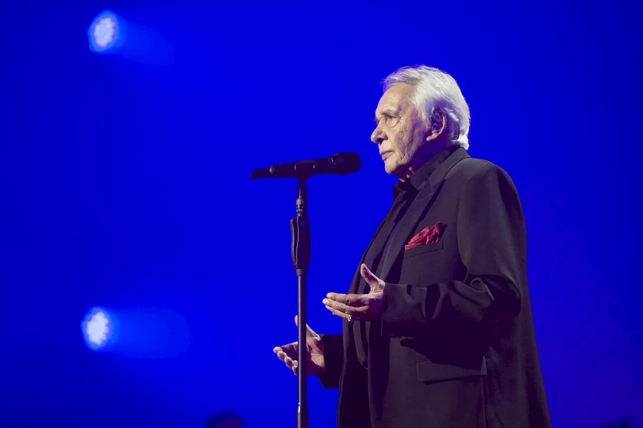 Michel Sardou fait lever les spectateurs à Caen, et leur demande de se rasseoir, en vain | Liberté Caen