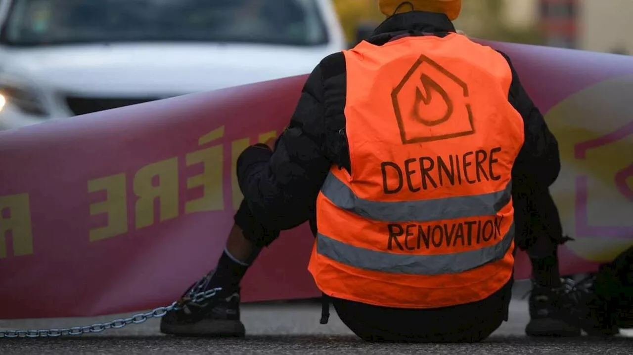 Des militants de Dernière rénovation revendiquent le blocage du siège du parti Renaissance à Paris