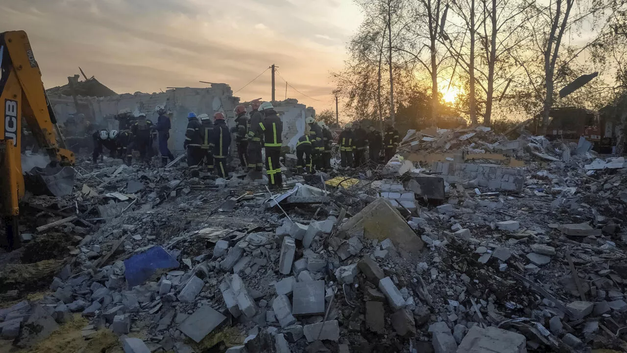 Ukraine: au moins 51 morts \u00e0 Groza, dans l'est, apr\u00e8s une frappe russe