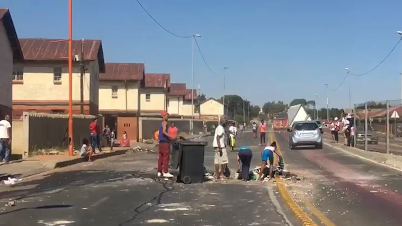 Westbury residents fear for their lives amid upsurge in gang violence - SABC News - Breaking news, special