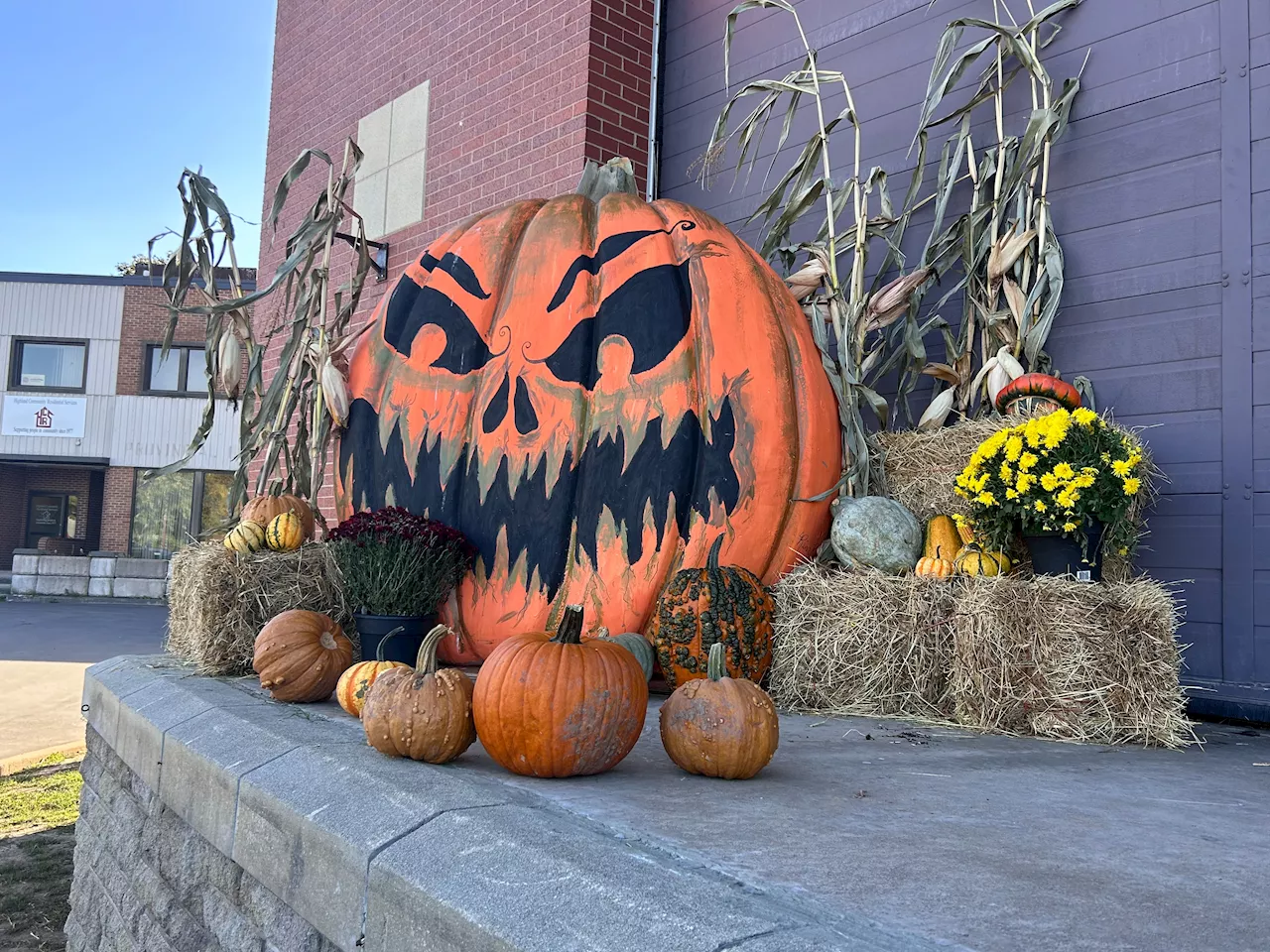 Halloween display vandalized at glasgow square theatre