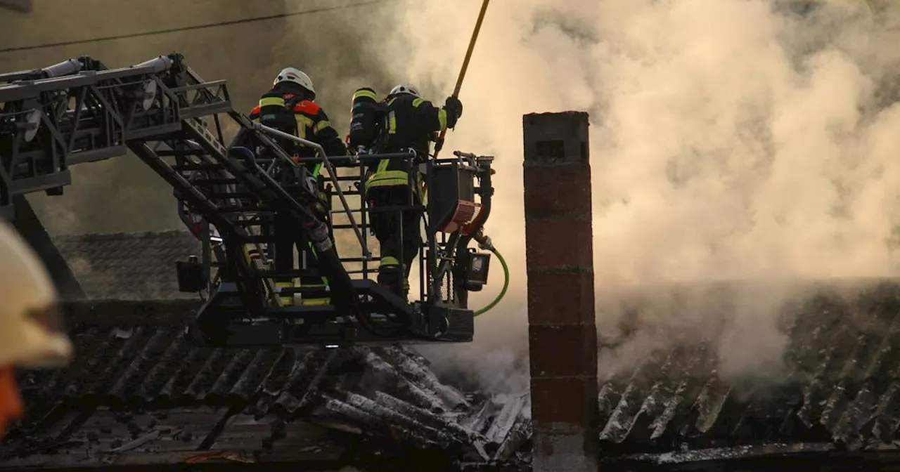 Gro\u00dfbrand bei Autohaus in Tholey: Feuerwehrmann muss ins Krankenhaus