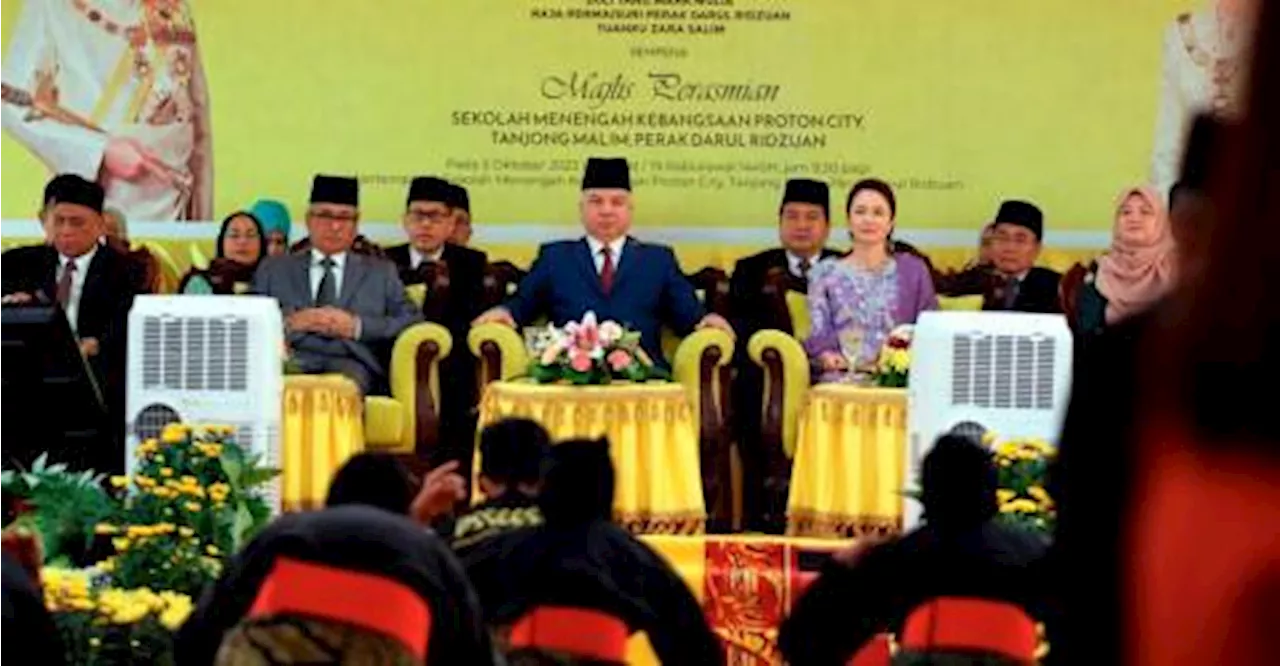 Sultan Nazrin officiates opening of SMK Proton City